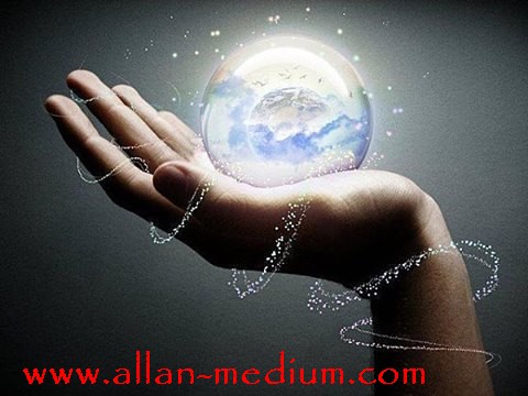 Main envoyant un SMS